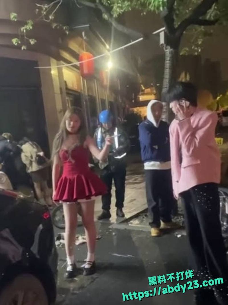 武汉红裙子女生怒怼男友7