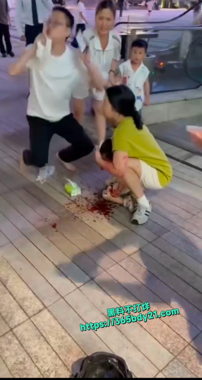 深圳初中生骑自行车速降撞到小孩 6