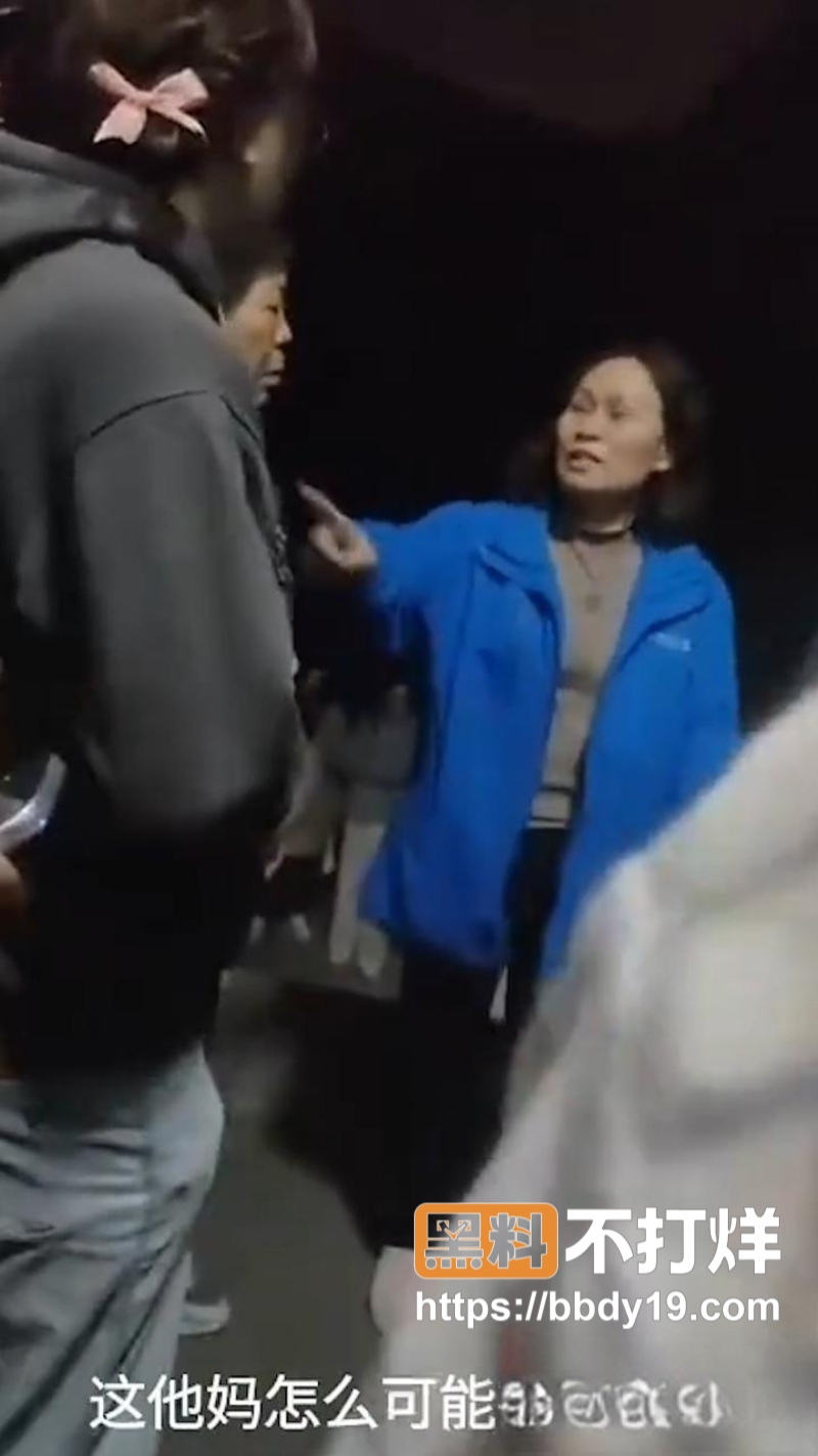 某大学男学生男扮女装勇闯女浴室1