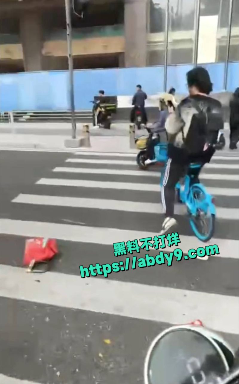 广州的士撞到一片人4