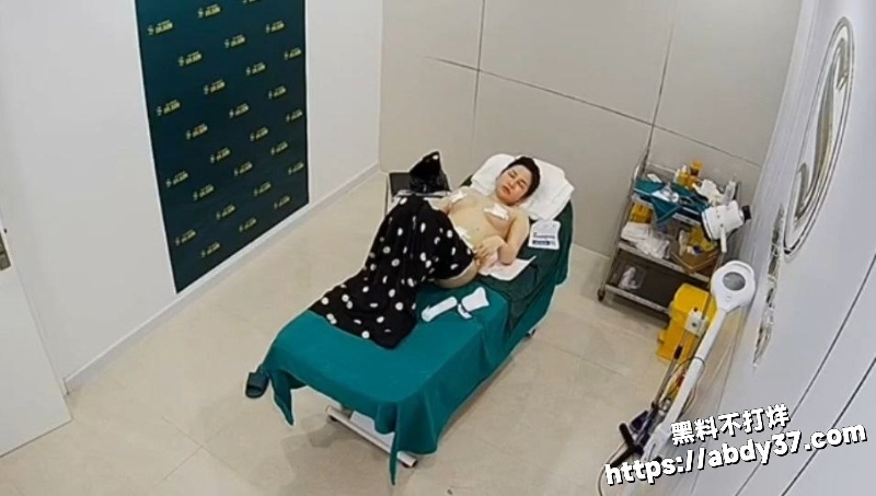 美容院监控偷拍5