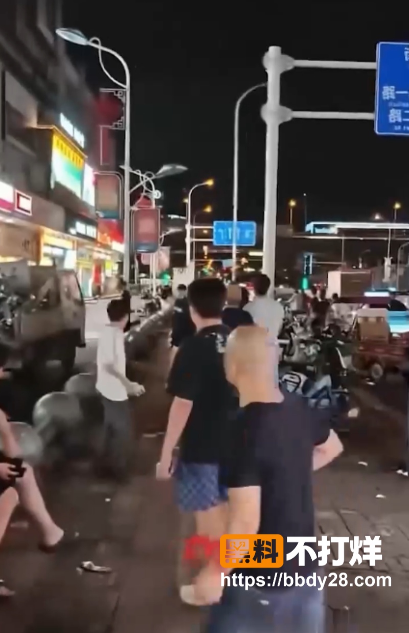 长沙万家丽地铁口黄牛撞人2