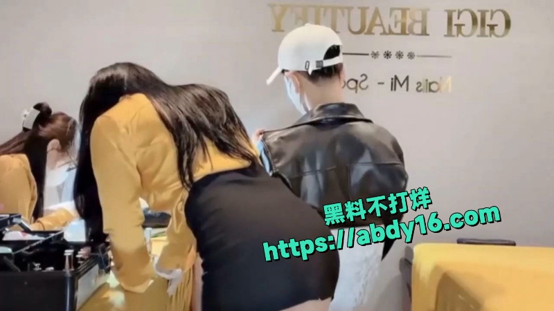 高颜值少妇美甲店大胆露出 7
