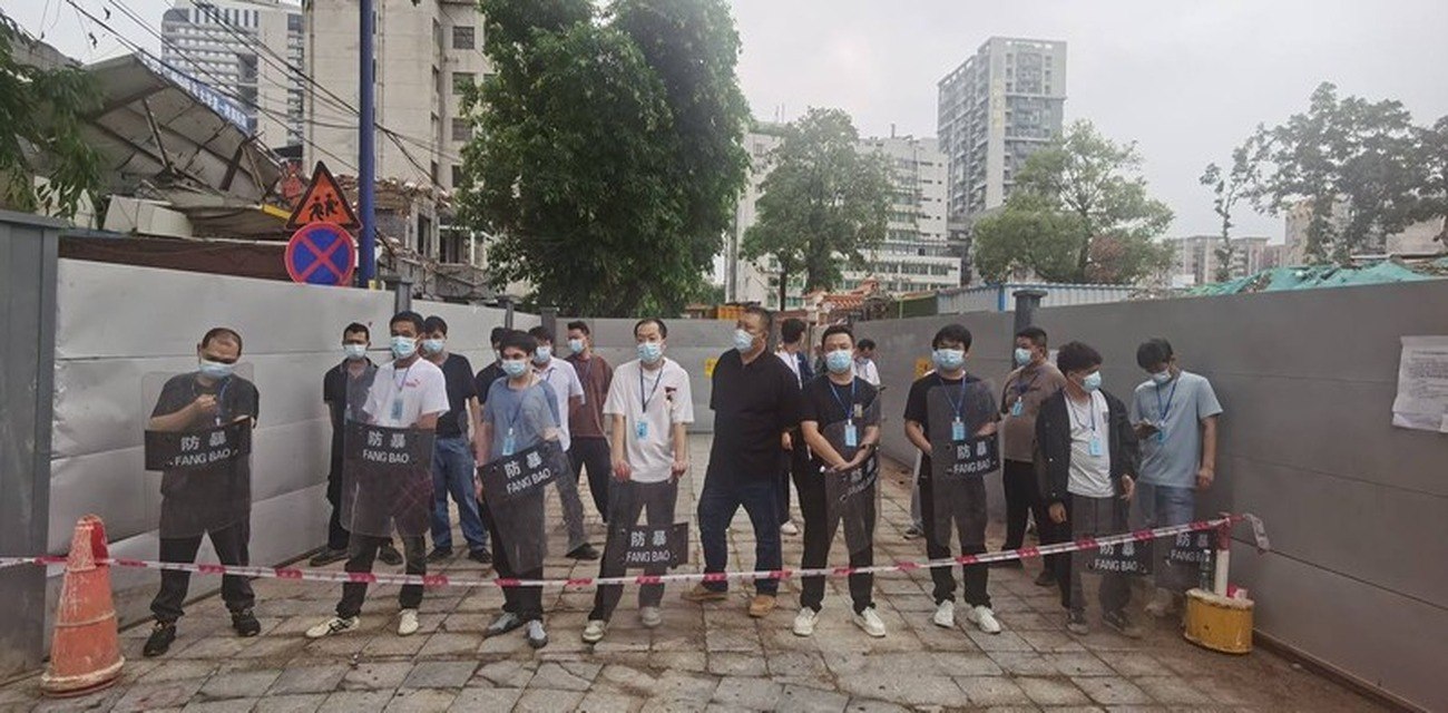广州乌云区三元里村 暴徒破门强行带走业主妻子 一家子被软禁