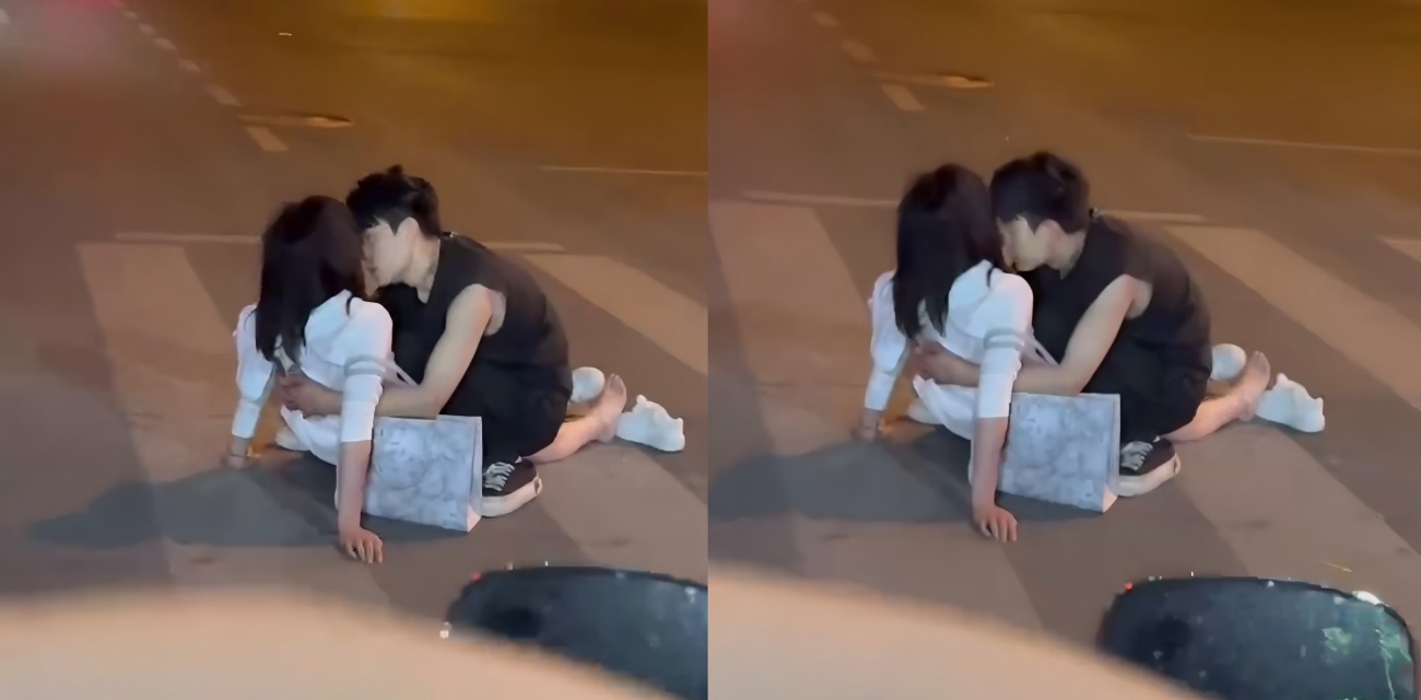 斑马线上小情侣大胆秀恩爱 女的脱鞋席地坐 男的骑身上 司机都看呆了