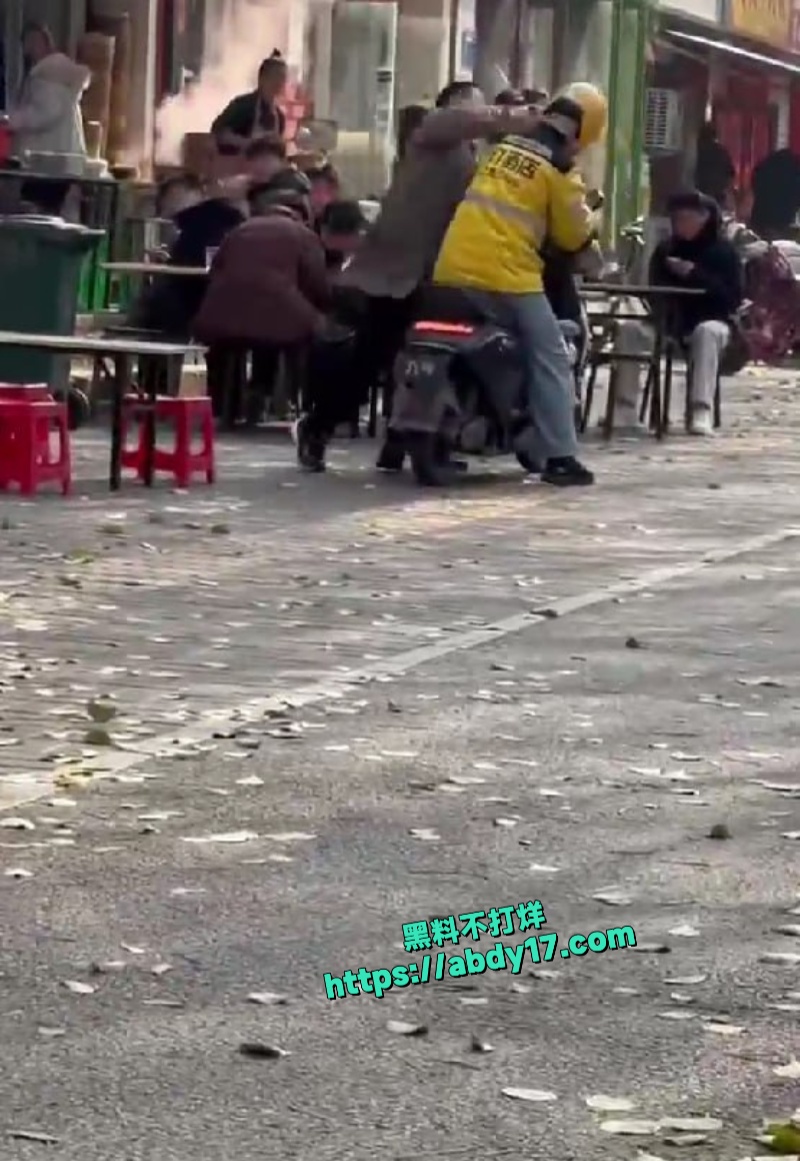 美团小哥与商家发生争执被商家暴打 9