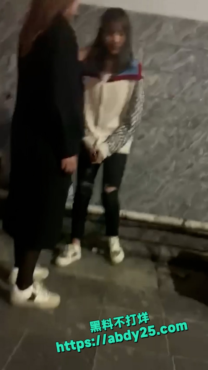 清纯妹妹被精神小妹群殴 1