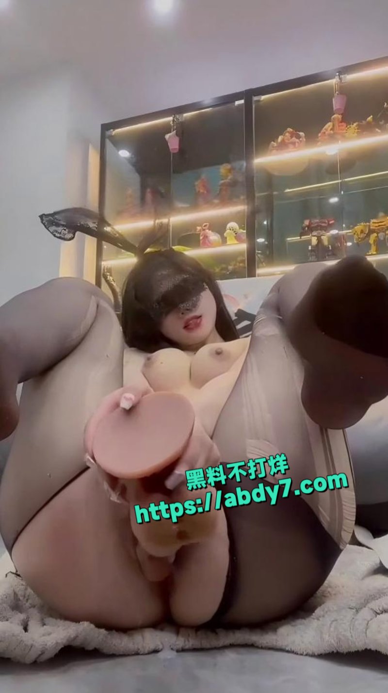 22岁小母狗骚穴狂抠喷射3