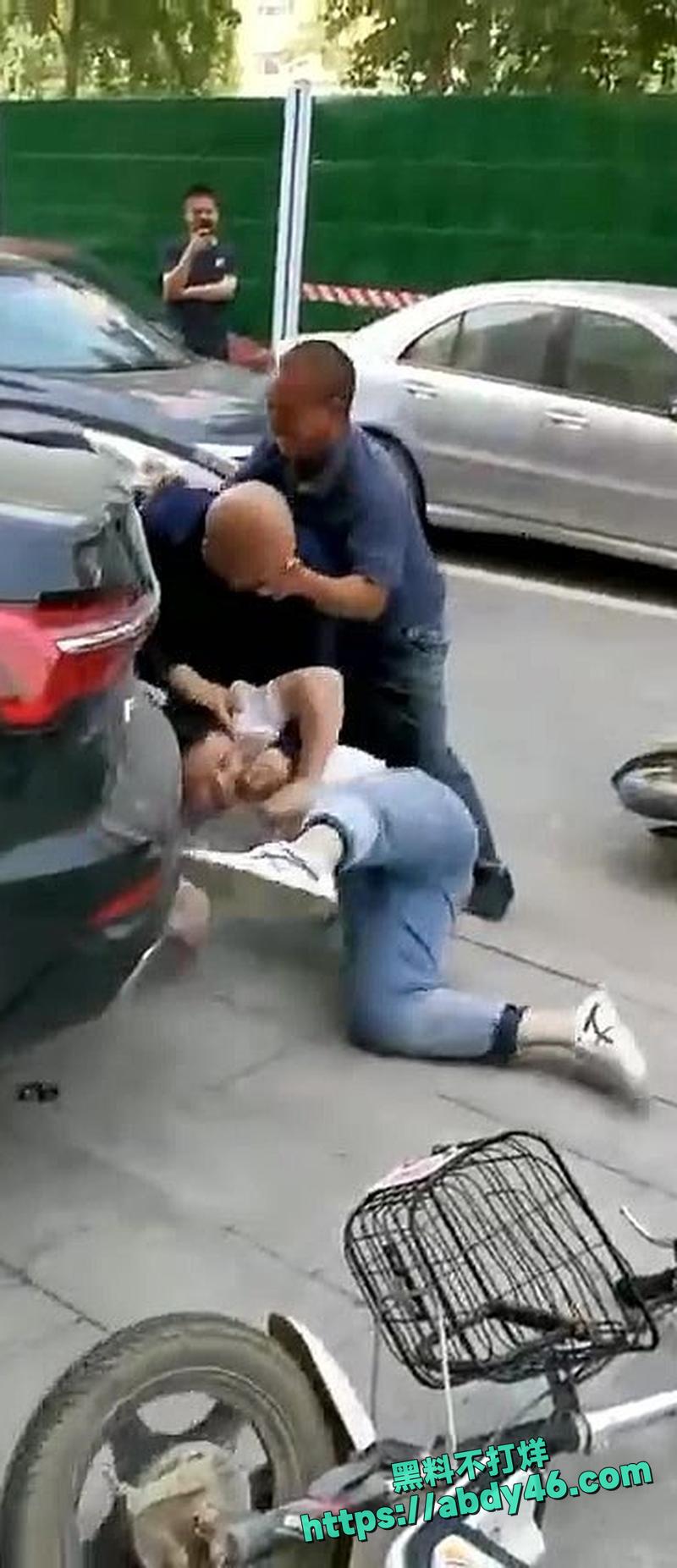 光头男路怒症街头打架07