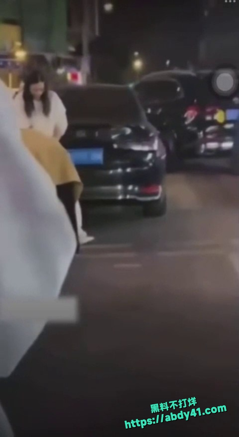 潭万豪街头抓小三衣服撕尽 3