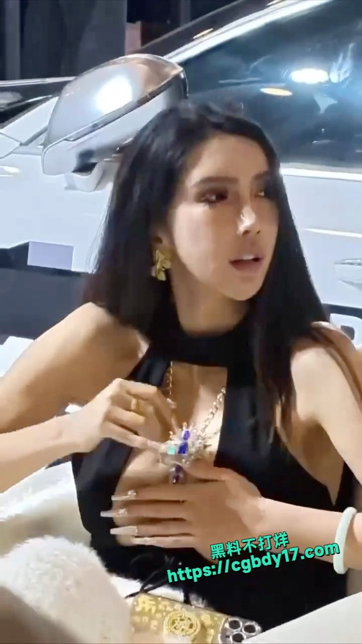 美女车模车展上走光，奶头都露出来了6