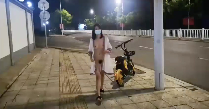 （最新流出）广西玉林露出人妻娇娇户外全裸行走收获目光无数