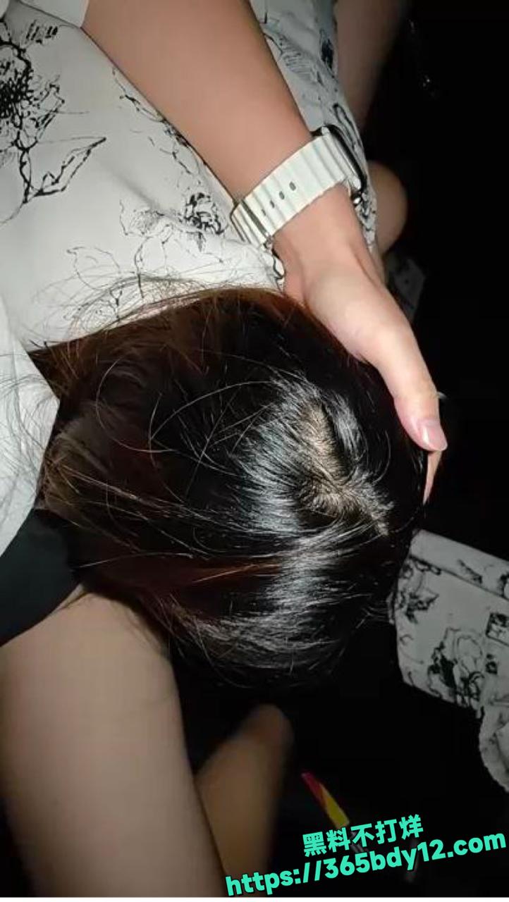 高冷奔驰贵妇停车场疯狂索取精液4.