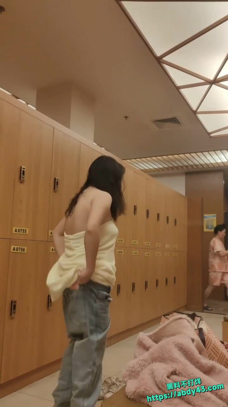 洗浴中心偷拍全是极品少妇 3