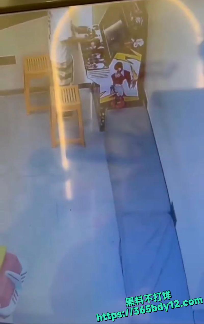 广西百色熊孩子用灭火器喷幼童致伤3