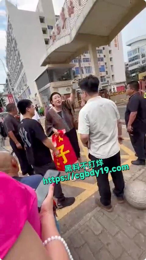 华海中学校园霸凌，小孩自杀，家长拉横幅8