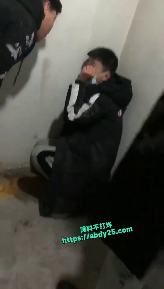 精神小伙被暴打视频 5
