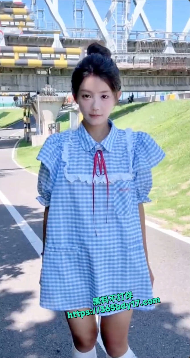 抖音清纯女大萝莉蜡笔小憨憨真空直播走光 6