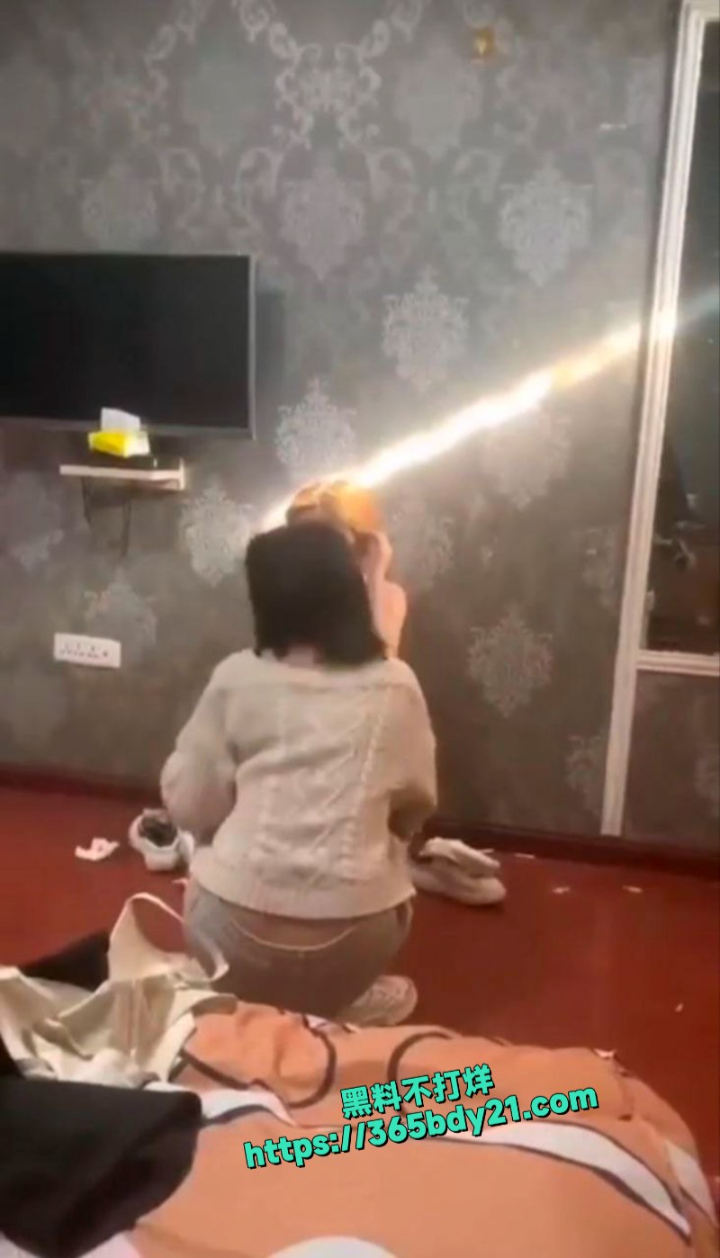 妹子被带到宾馆扒光衣服被霸凌视频流出 3