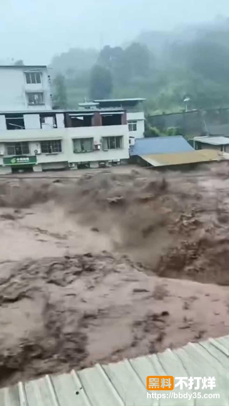 乐山马边彝族自治县暴雨山洪画面 3