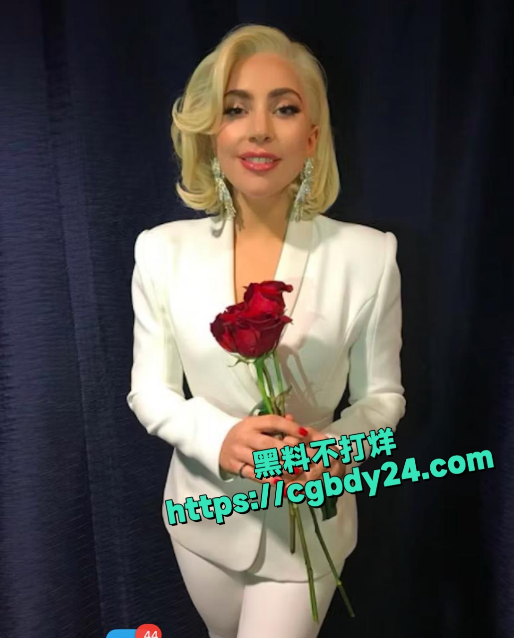 LadyGaga在白色派对上全裸展示自我和多名男伴大玩多人运动c1