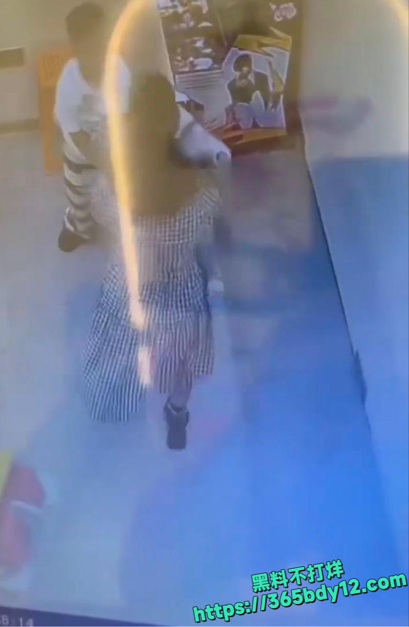 广西百色熊孩子用灭火器喷幼童致伤1