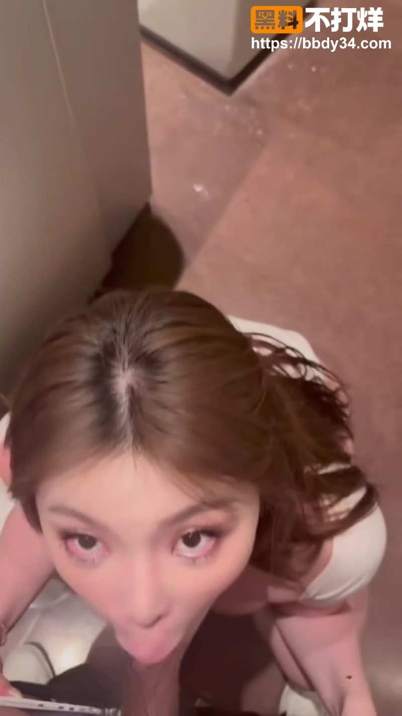少妇蹲姿口交后抬臀吞茎猛插3