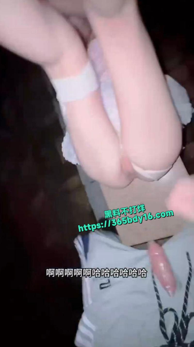 接学妹放学在学校大门口的石凳上扒光开操2
