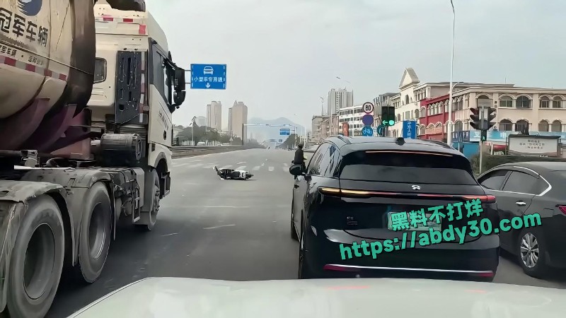 路怒症爆发堵路1v1激烈打架