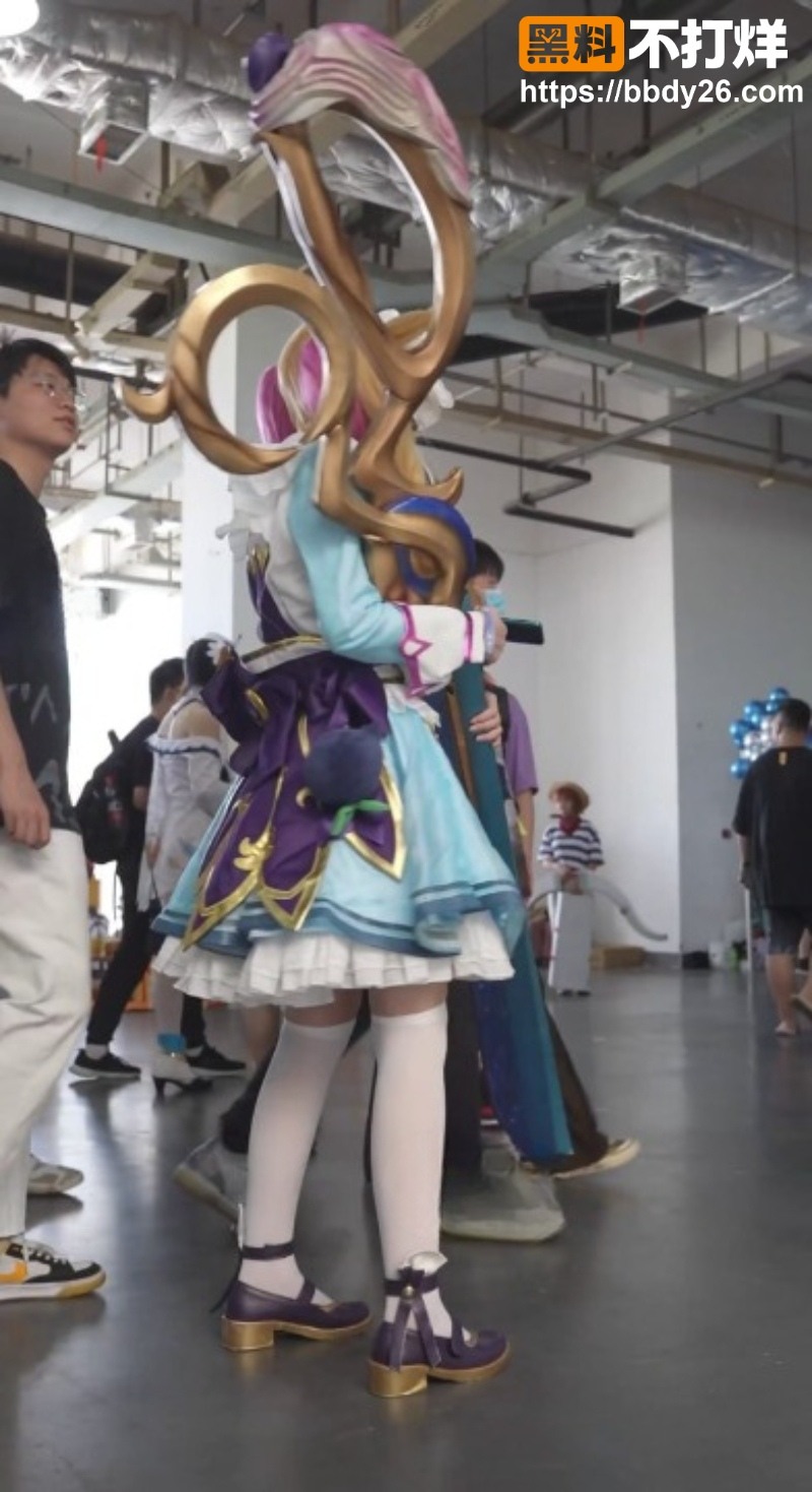 漫展格温裙底偷拍 2