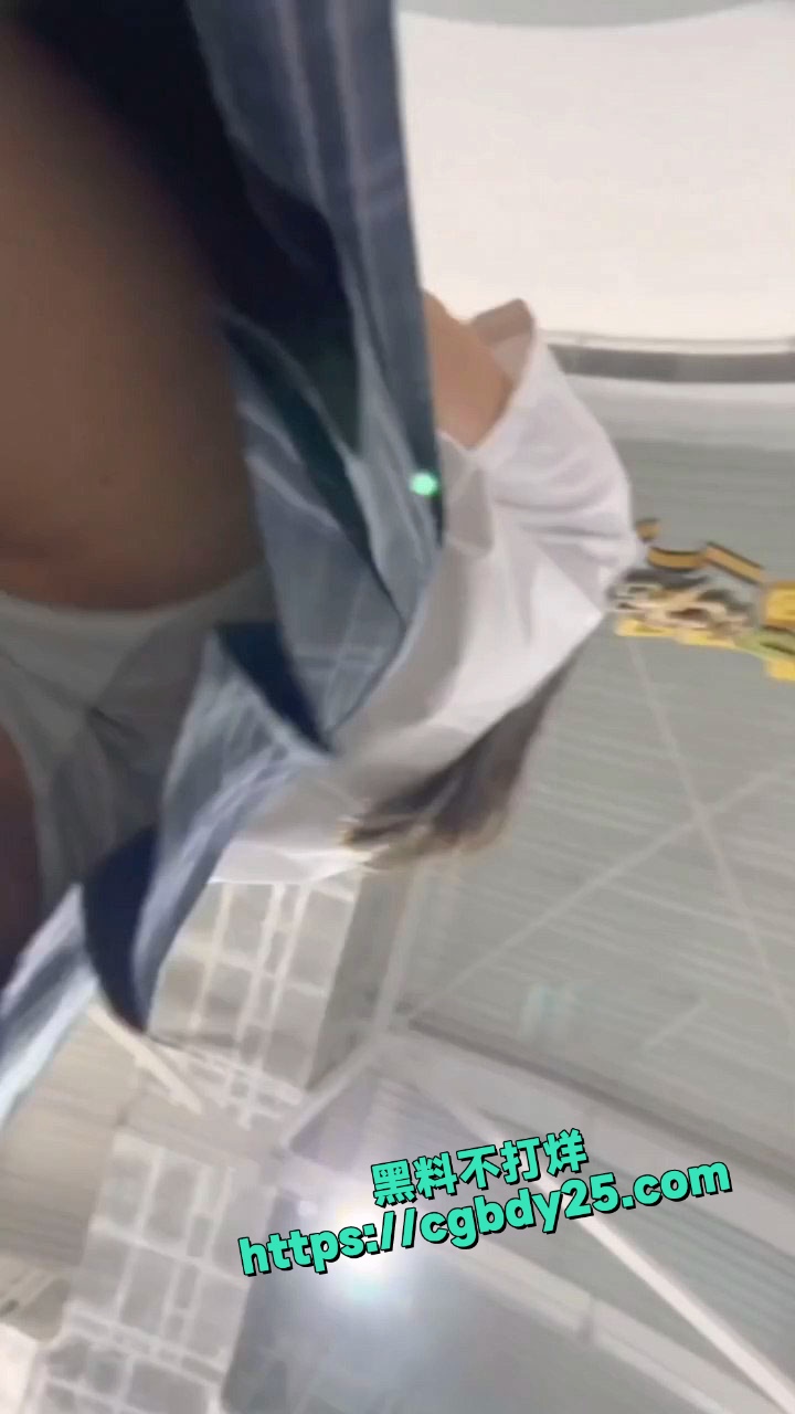 扫街抄底短裙眼镜妹一直捂裙子挡不住性感内外露8