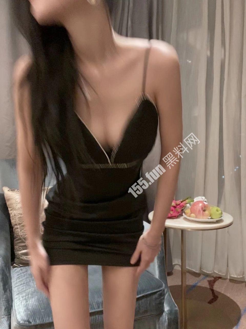 网友投稿高颜值S级身材拜金女.jpg