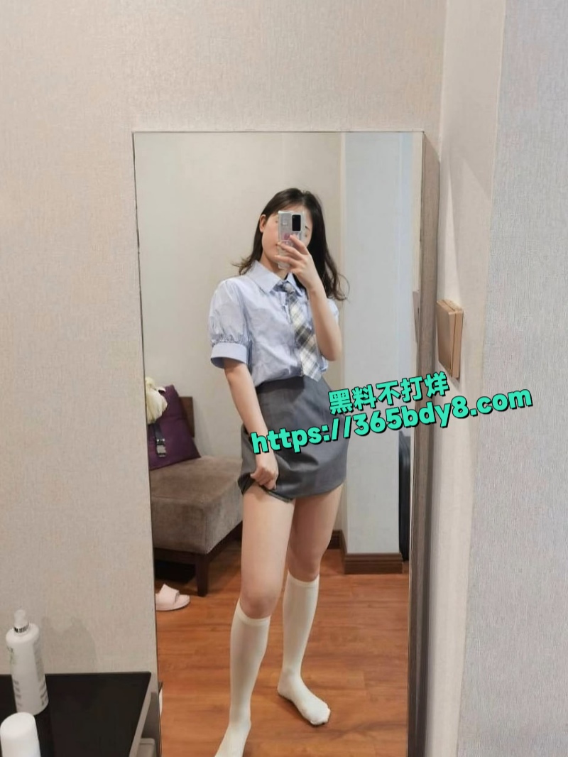 清纯可爱女孩被男友后入啪啪性爱反差视图6