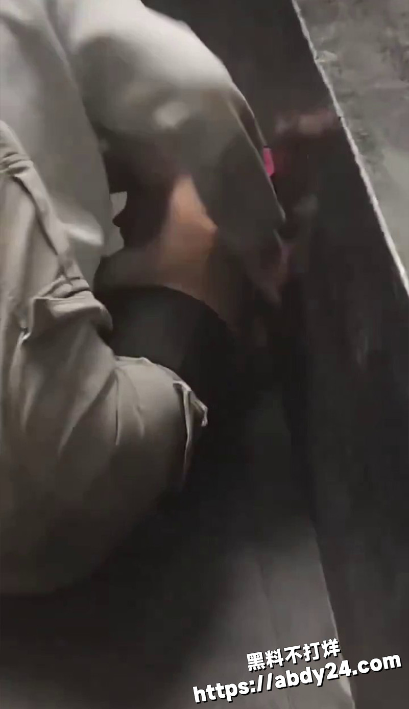男女互殴小伙抓奶锁喉