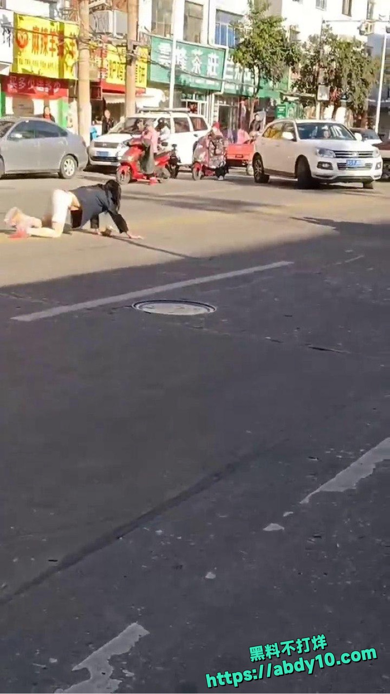 女子马路疯狂拦车装疯卖傻 3