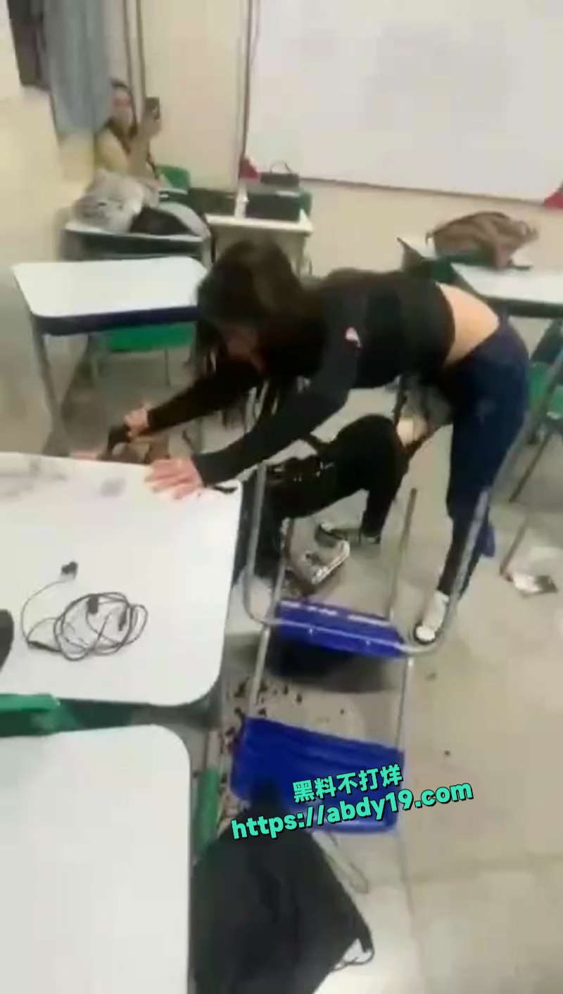 外国女生课堂打架视频在网络疯传 1