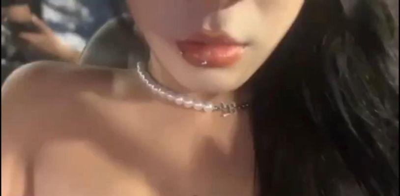 高颜值的反差女神 粉嫩柔舌竟然还打了舌钉 口交的时候 肯定会很刺激