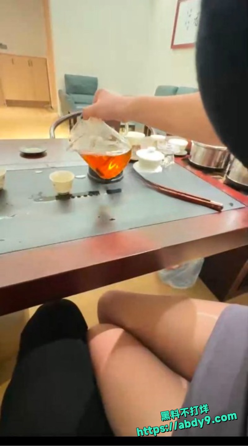 姐姐穿黑丝在朋友家操 6
