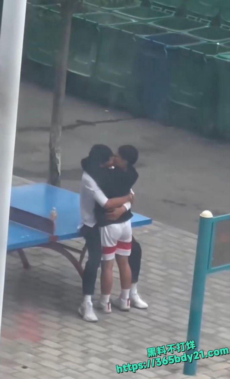 学生光天化日亲热视频3