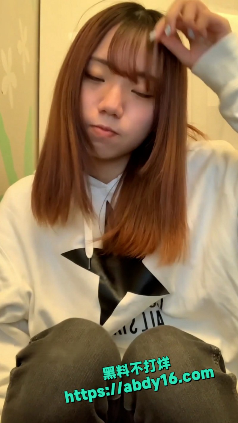 网咖美少女偷偷自拍 2