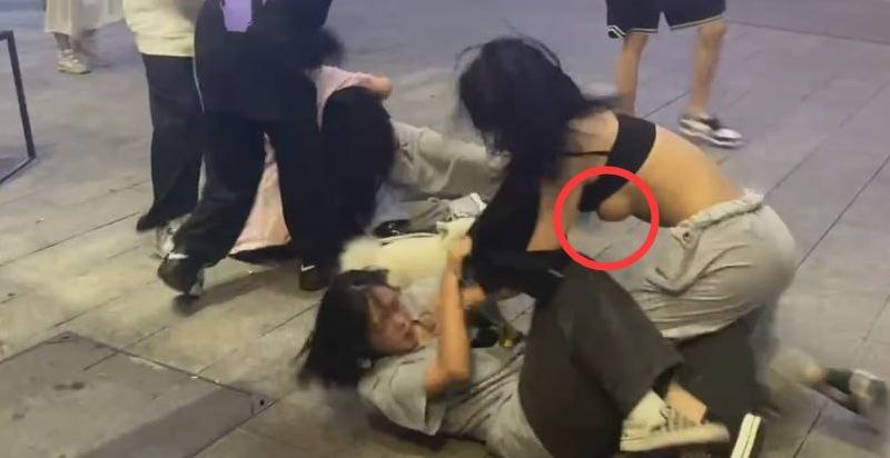 街斗女人撕逼大战奶子都打出来了 小狗趁乱也上去咬了几口 这波MVP是狗子