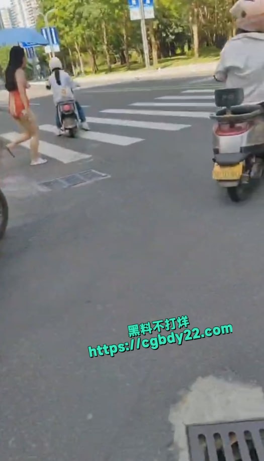开档露皮红色情趣制服 大街上疯狂露出 人流中穿过6