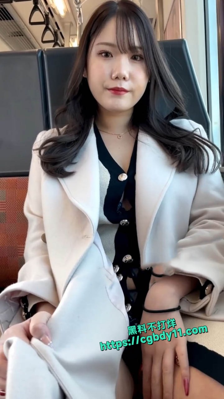 气质出众的少妇竟然当众在公众场所里露出拍摄1.jpg