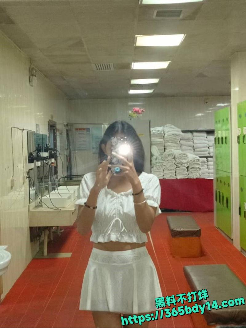 大学生情侣在出租屋日常性爱自拍15.