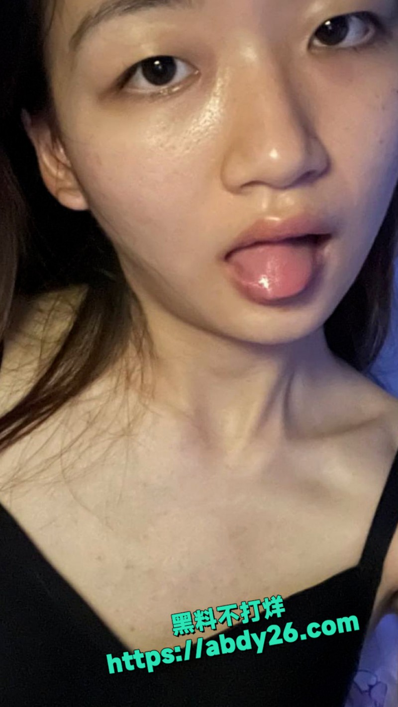 高颜值女大在酒店调教 32