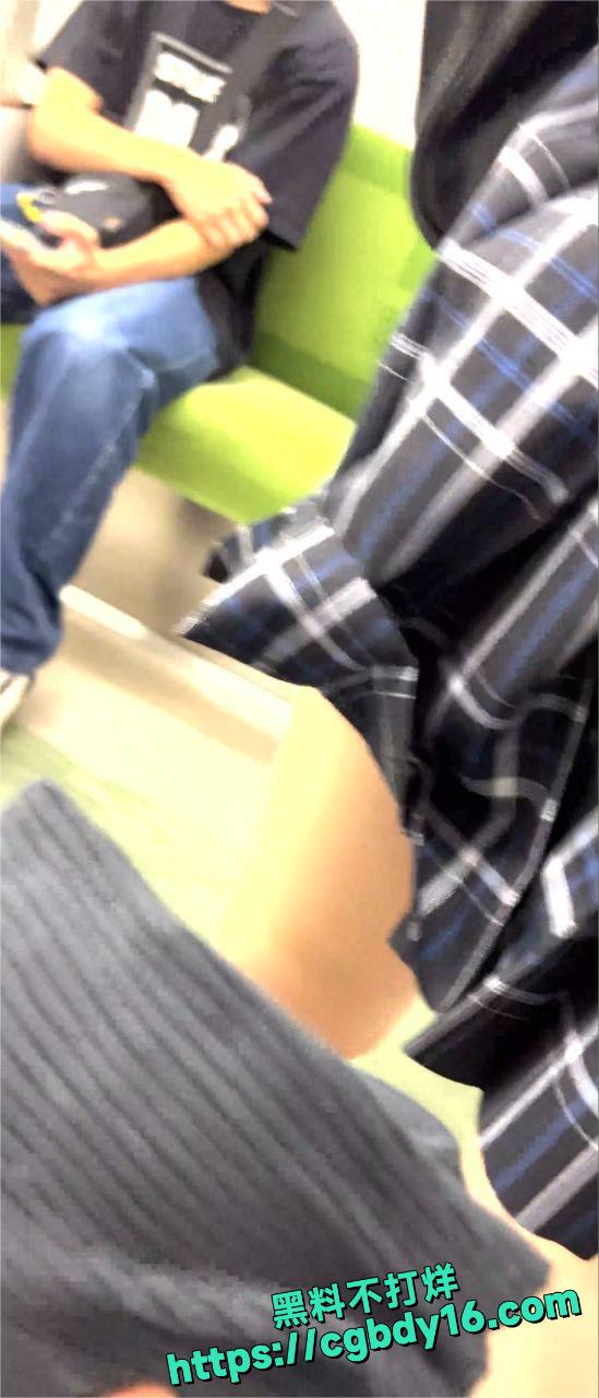 偷拍地铁JK女孩1