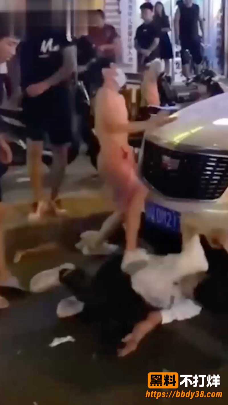 街头群殴冲突现场流出 男子光膀穿粉短裤参与互殴 现场混乱多人围观