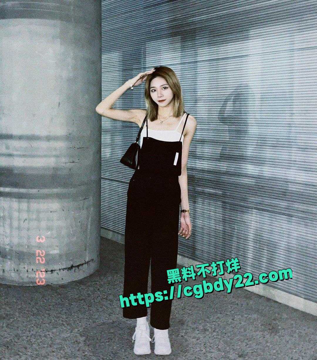 偷拍大神蹲守很久才拍到的IG小网红尿尿7