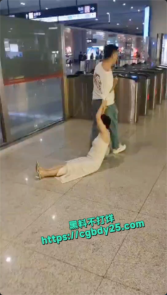 西安北站拖行女子3