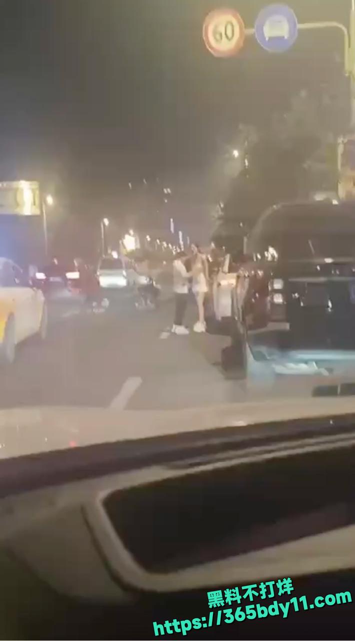 女同情侣吵架激情脱衣视频泄露1